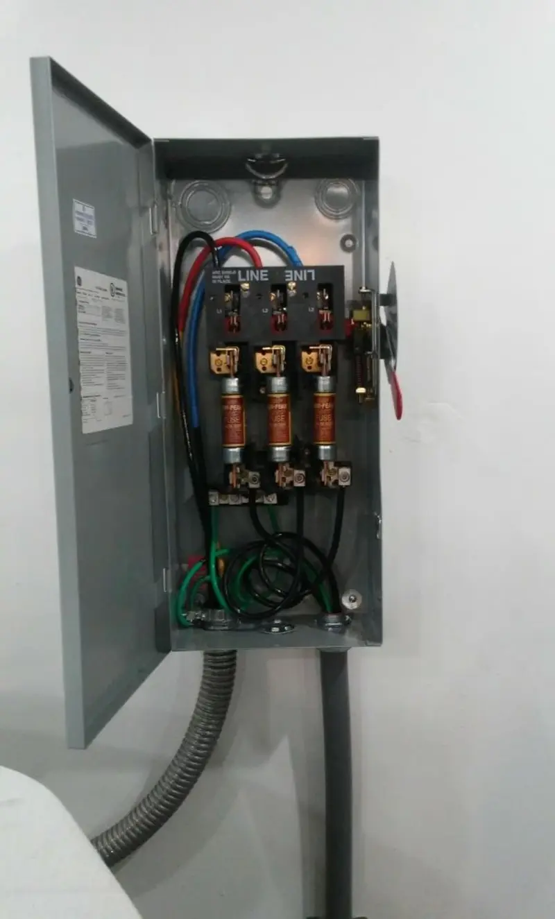 Three-phase disconnect switch installed for Smoke Detector Installation in San Marino